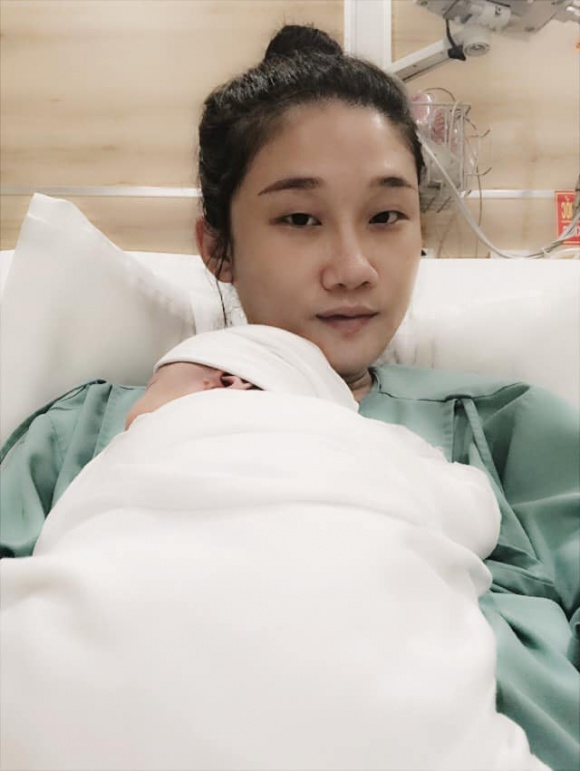 Kha Mỹ Vân khoe ảnh chụp cùng con tại bệnh viện khi đi sinh.