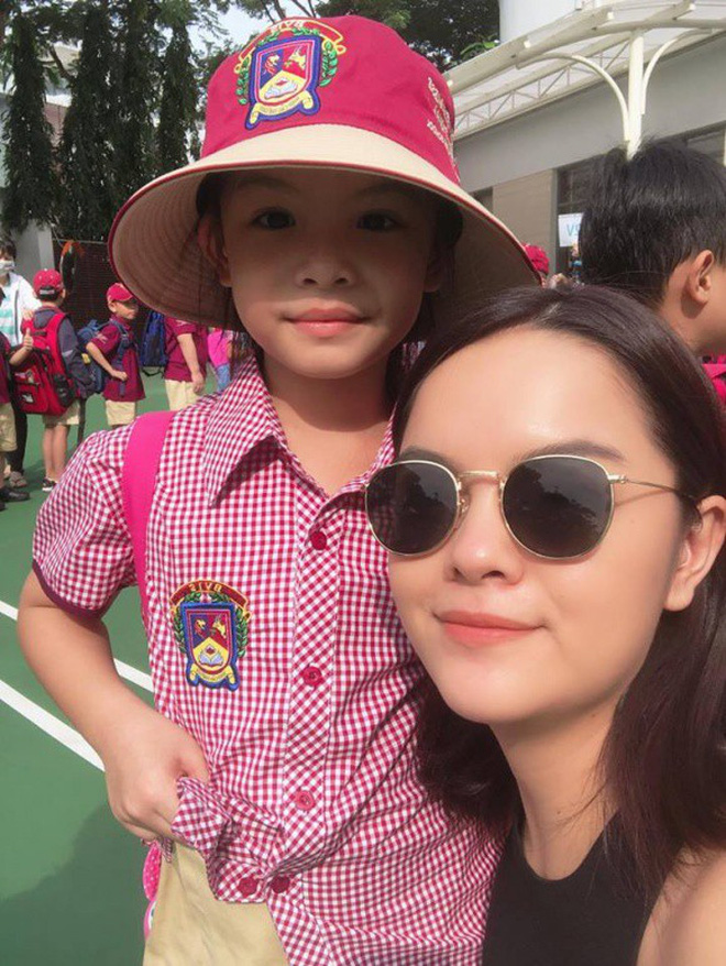 Phạm Quỳnh Anh rạng rỡ đưa con đến trường.