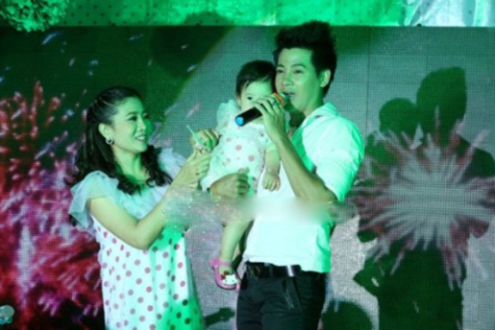 Phùng Ngọc Huy đã hát tặng trong bữa tiệc mừng sinh nhật một tuổi của con gái Mai Phương.