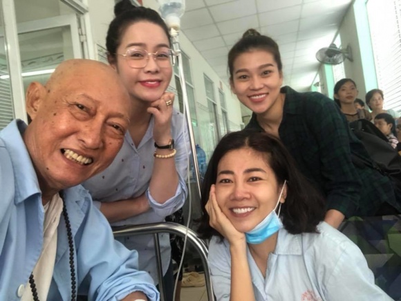 Nghệ sĩ Lê Bình và Mai Phương cười rạng rỡ khi đang phải điều trị trong bệnh viện.
