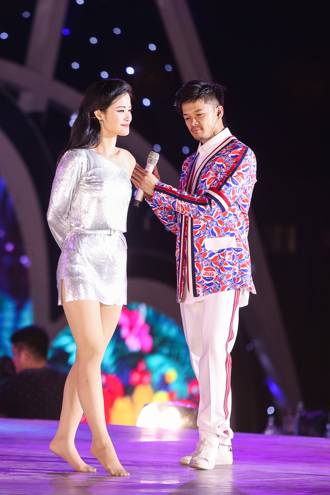 Đông Nhi và Trọng Hiếu đã tham gia tổng duyệt cho vòng thi “Người đẹp biển” tại vòng chung kết Hoa hậu Việt Nam 2018 diễn ra tối 25/8. Trong phần trình diễn 