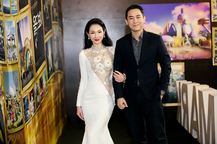 Hình ảnh đẹp của MC Quỳnh Chi và nam diễn viên Hứa Vĩ Văn khoác tay nhau khi tham dự một sự kiện diễn ra ngày 25/8 vừa qua. (vov.vn)
