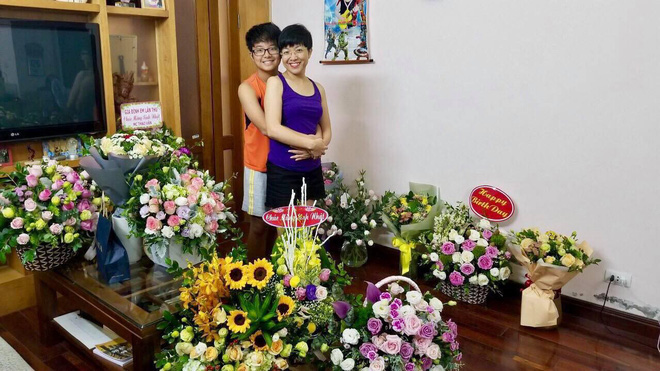 Trong buổi sinh nhật tròn 48 tuổi của Thảo Vân, khoảnh khắc cậu bé choàng tay ôm mẹ cực tình cảm khiến bạn bè nữ MC dành nhiều lời khen ngợi.