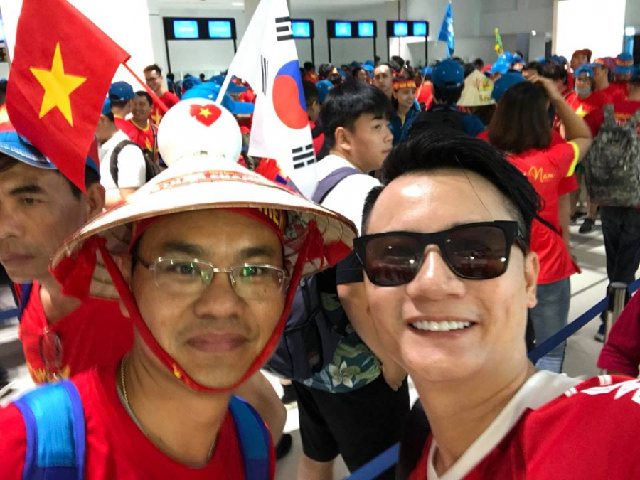 Hình ảnh sao Việt sang Indonesia cổ vũ cho đội tuyển Việt Nam.