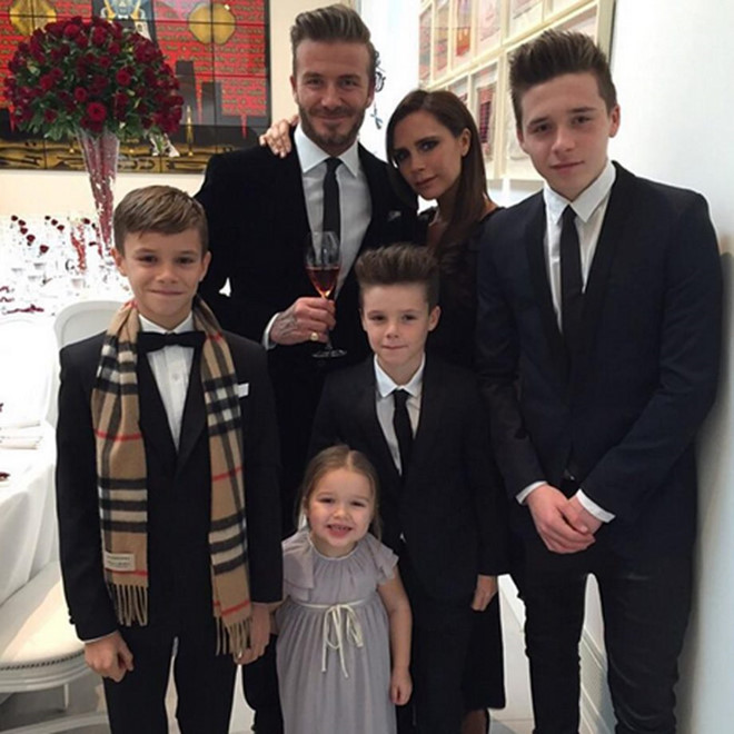 Vợ chồng Beckham bên những đứa con cưng.