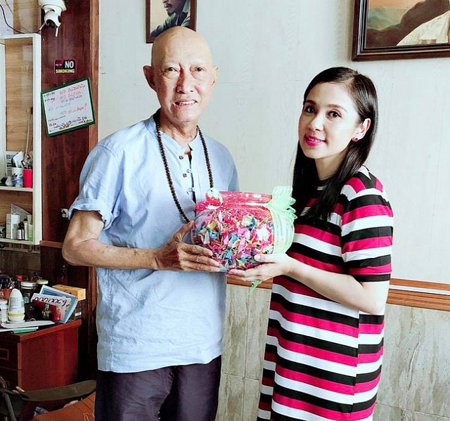 Việt Trinh tận tay trao gửi nghệ sĩ Lê Bình 1000 con hạc giấy.