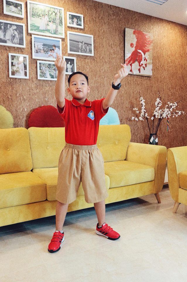 Trên trang cá nhân, Bảo Thanh đăng tải hình ảnh con trai Nguyễn Đức Bảo ăn mặc bảnh bao để đi khai giảng. Nữ diễn viên xinh đẹp nhắn nhủ đến con trai: 