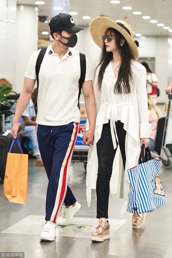 Hình ảnh của Phạm Băng Băng và vị hôn phu ở sân bay.