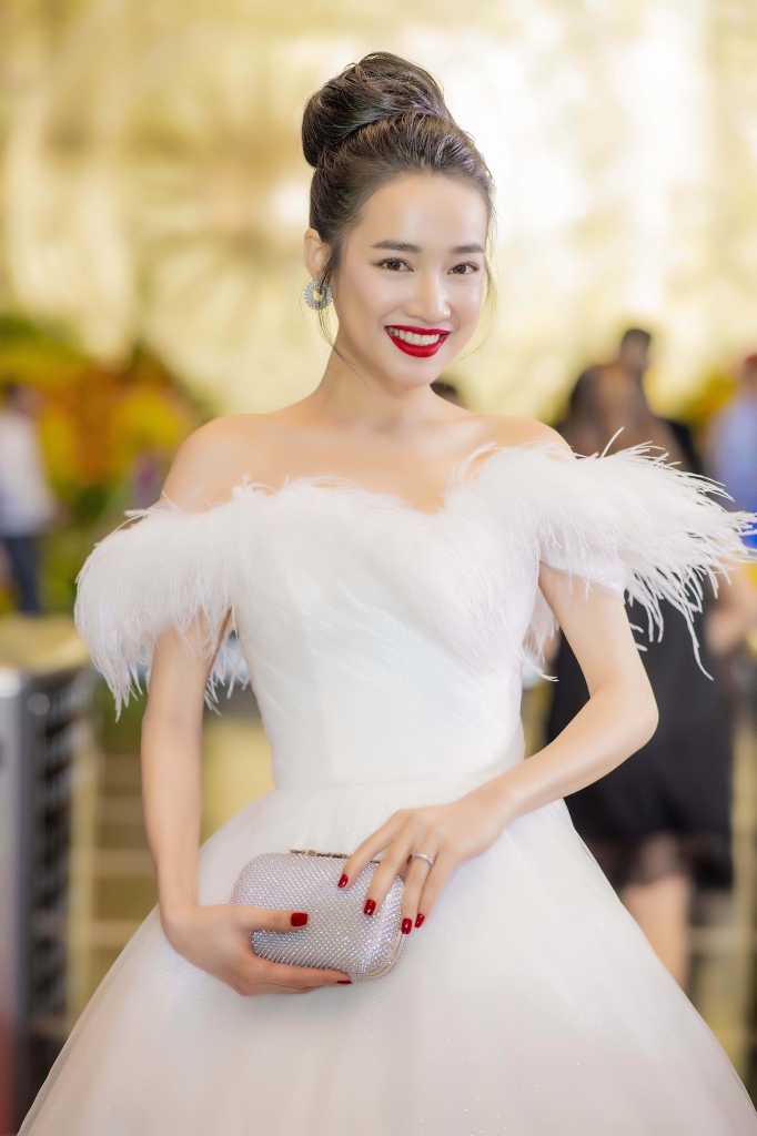 Mặc dù đang bận rộn với lịch công việc dày đặc và chuẩn bị cho đám cưới sắp tới nhưng Nhã Phương cố gắng sắp xếp để được có mặt tham dự Lễ trao giải VTV Awards 2018 tại Hà Nội. (thegioidienanh)