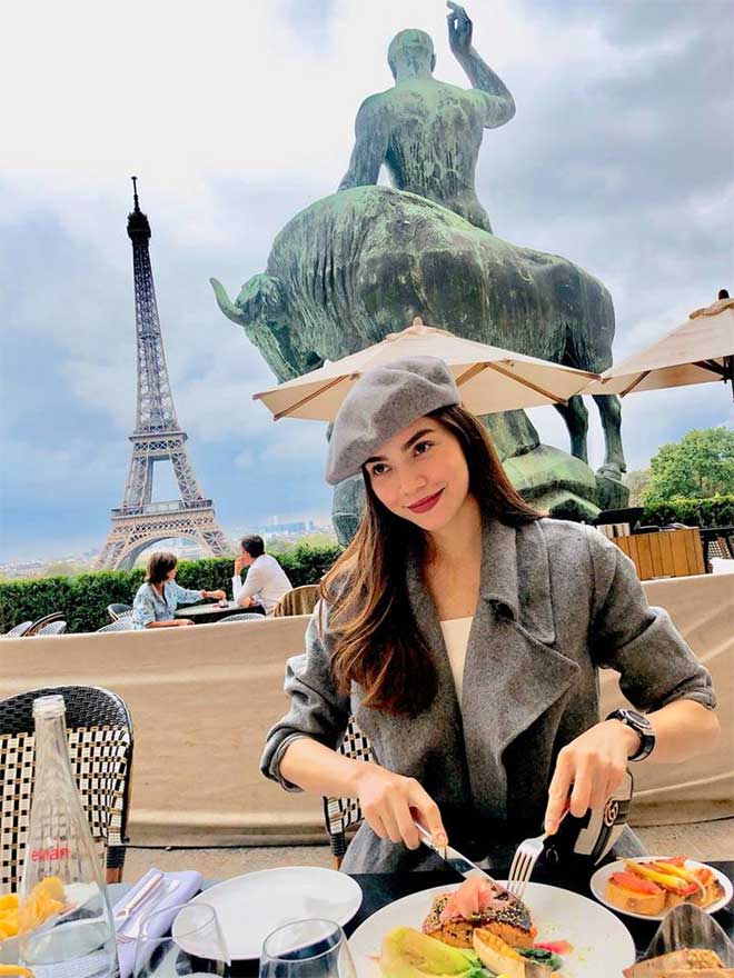 Mới đây, trên trang cá nhân của mình Hồ Ngọc Hà chia sẻ những hình ảnh mới nhất của cô tại Paris. Bà mẹ một con lại có dịp ghé qua thăm tháp Eiffel và thưởng thức đồ ăn tại không gian sang chảnh nơi đây. Được biết, Hà Hồ đang có chuyến công tác tại châu Âu. (phunutoday)