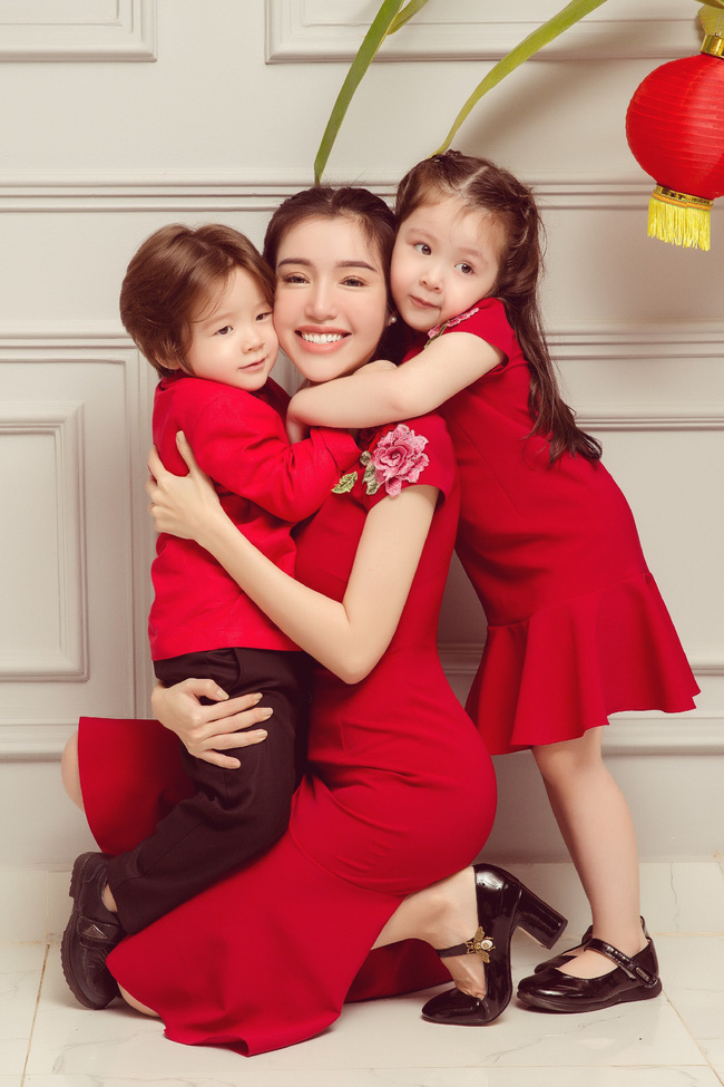 Mới đây, Elly Trần đã hạnh phúc khoe loạt ảnh đón trung thu cùng hai con cưng. Trong ảnh, cả 3 mẹ con đều diện đồ đỏ vô cùng nổi bật.
