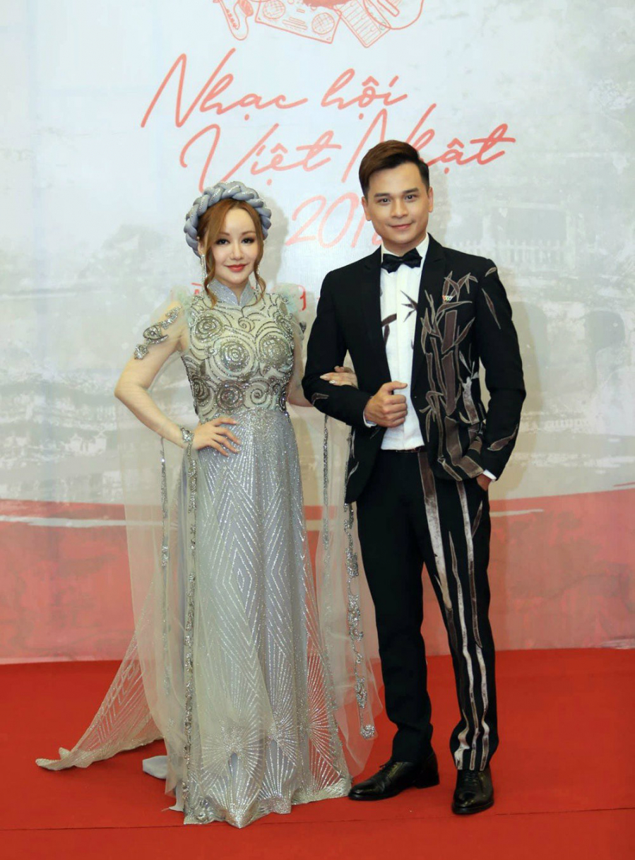 MC Việt Nga và Danh Tùng đảm nhận vai trò dẫn dắt đêm nhạc.