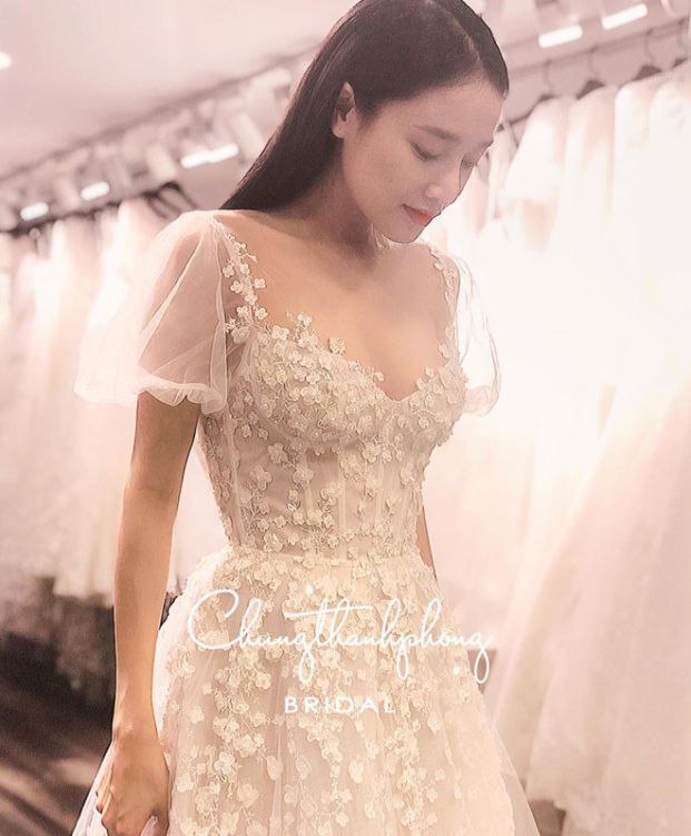 Nhã Phương cũng chọn NTK Chung Thanh Phong là người may váy cưới cho mình.