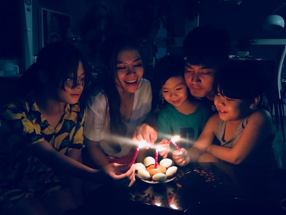 MC Phan Anh tổ chức sinh nhật giản dị, ấm cúng cho bà xã ngay tại nhà.