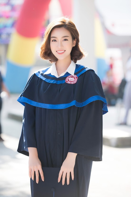 Đỗ Mỹ Linh trong buổi nhận bằng tốt nghiệp tại Đại học Ngoại thương.