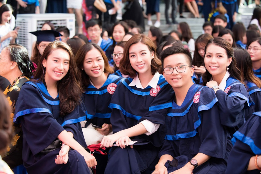 Hoa hậu Đỗ Mỹ Linh rạng rỡ bên ban bè trong lễ tốt nghiệp.