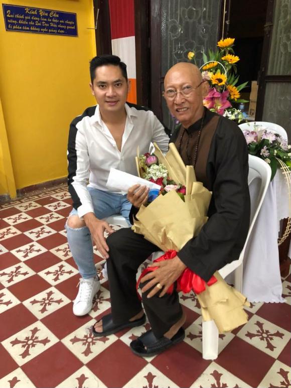 Hình ảnh diễn viên Minh Luân đến trao quà của các mạnh thường quân cho nghệ sĩ Lê Bình.