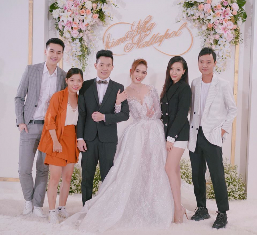 Kim Nhã - nữ diễn viên, người mẫu, thành viên nhóm hài đình đám BB&BG vừa tổ chức đám cưới với chồng Thái Lan sau một năm ly hôn. Cặp đôi đã nhận được nhiều lời chúc phúc từ người thân, bạn bè và người hâm mộ. (phunutoday)