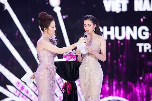 Tân Hoa hậu Trần Tiểu Vy trong phần thi ứng xử.