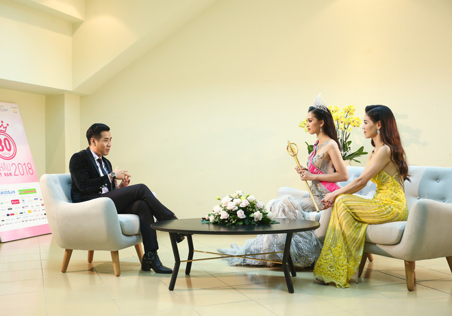 MC Nguyên Khang đã có buổi phỏng vấn Trần Tiểu Vy ngay sau khi cô đăng quang.