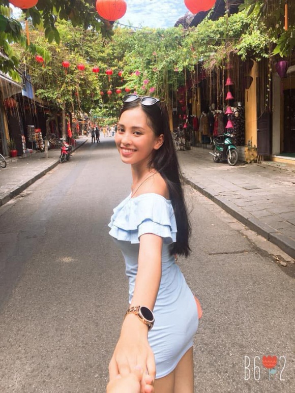 Bức ảnh làm dấy lên nghi vấn Hoa hậu Trần Tiểu Vy có bạn trai dù mới ở tuổi 18.