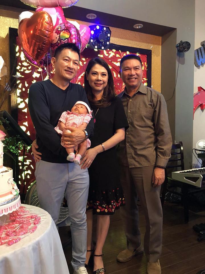 Thanh Thảo cùng ông xã trong tiệc chúc mừng con gái tròn 1 tháng tuổi tại Mỹ.