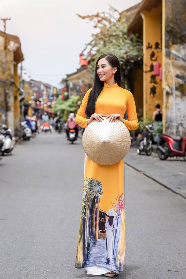 Hoa hậu Trần Tiểu Vy trong bộ sưu tập áo dài của hoa hậu Ngọc Hân.