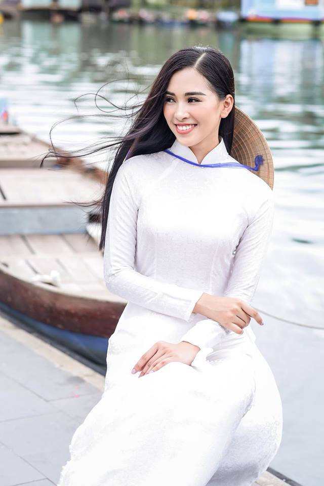 Vẻ đẹp tinh khôi trong tà áo dài trắng của hoa hậu Trần Tiểu Vy.