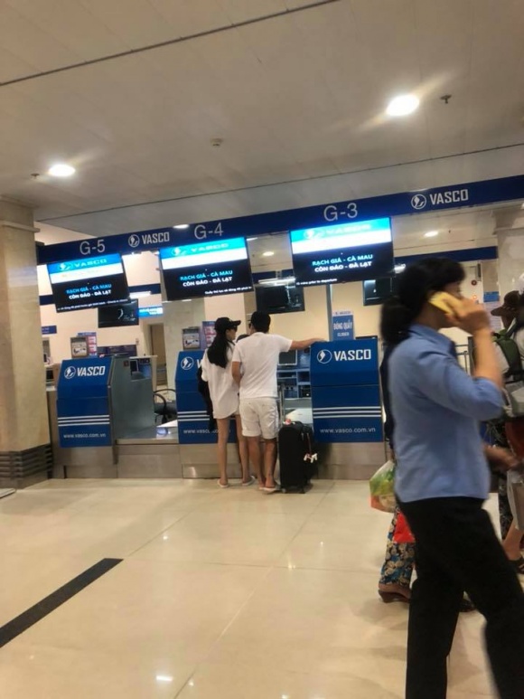Hình ảnh Nhã Phương - Trường Giang bị bắt gặp ở sân bay.