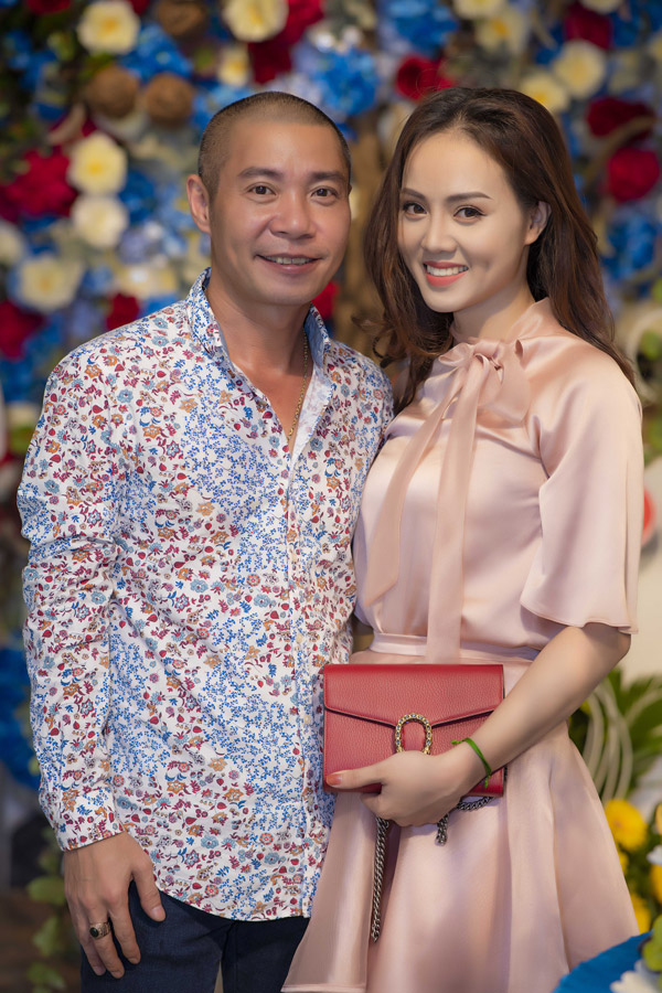Công Lý và bạn gái rạng rỡ tại sự kiện.