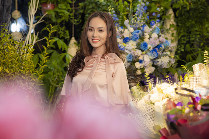 Bạn gái Công Lý sở hữu gương mặt xinh xắn, má lúm đồng tiền duyên dáng.