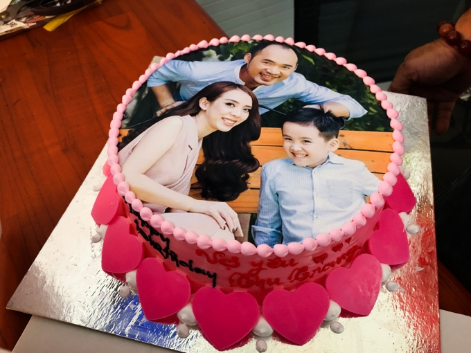 Chiếc bán kem in hình gia đình hạnh phúc của Thu Trang - Tiến Luật.