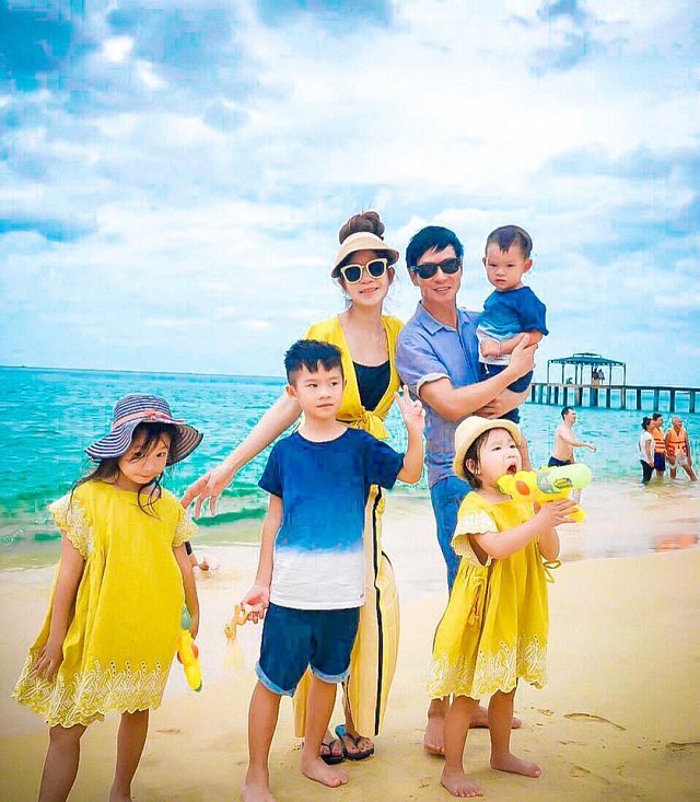 Gia đình Lý Hải – Minh Hà nổi bần bật với sắc vàng và xanh tại biển Kỳ Co.