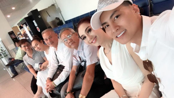 Cách đây vài ngày, cô được ông xã và gia đình tháp tùng qua Thái để tìm phương pháp sinh con sớm nhất.