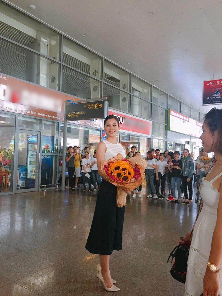 Tân Hoa hậu diện trang phục giản dị, không đội vương miện, trở về trong vòng tay chào đón của gia đình và người dân quê hương.