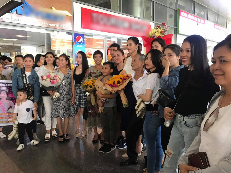 Rất đông người thân, người dân Quarng Nam đón chào tân Hoa hậu về quê hương.