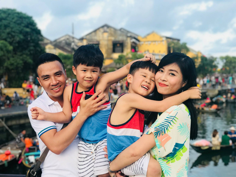 2 cậu con trai riêng MC Hoàng Linh với người chồng cũ cũng rất yêu quý Mạnh Hùng.