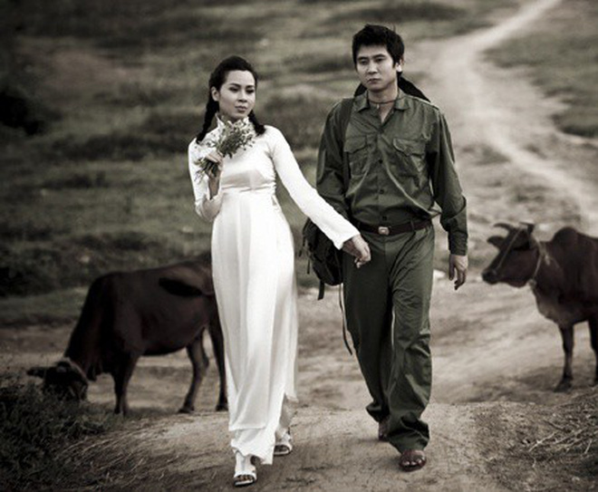 Bộ ảnh cưới theo phong cách chuyện tình nữ sinh - bộ đội cực thú vị của Lưu Hương Giang và Hồ Hoài Anh.
