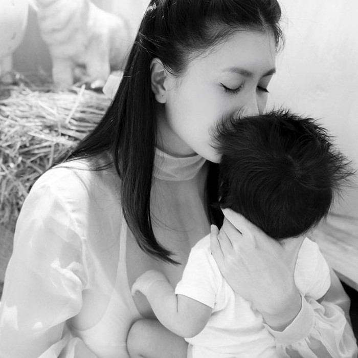 Trên trang Facebook cá nhân, Nguyệt Ánh bất ngờ đăng tải hình ảnh ôm hôn con trai đầu lòng sau 2 hạ sinh. Nữ diễn viên không tiết lộ giới tính của em bé. Ngay cả khi công khai sinh con, cô cũng chỉ đăng ảnh chụp từ phía sau bé. Chỉ đến khi một người thân của cô gửi lời chúc mừng 