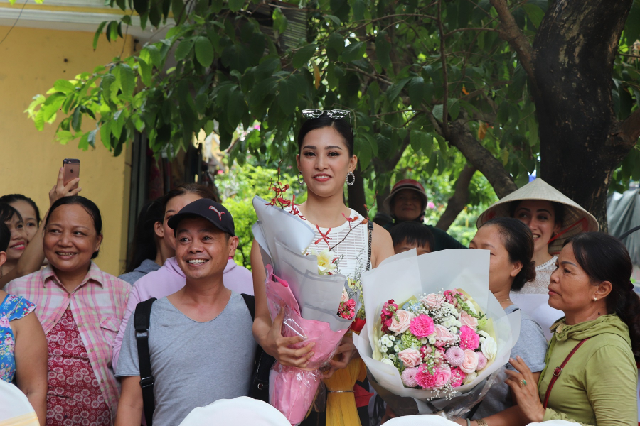 Tân Hoa hậu Việt Nam năm 2018 Trần Tiểu Vy được người dân TP Hội An thân mật chào đón.