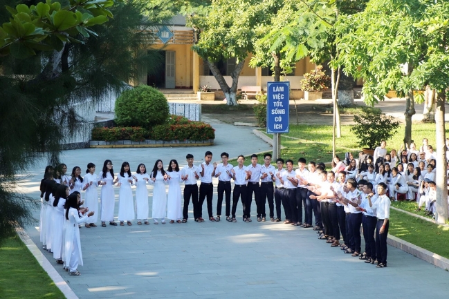 Các em học sinh THPT Trần Quý Cáp, Hội An chào đón Hoa hậu Trần Tiểu Vy bằng những tiết mục văn nghệ.