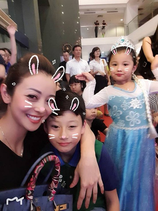 Jennifer Phạm cùng con trai Bảo Nam và bé Na.