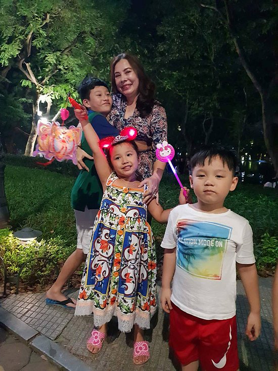 Trước ngày tham gia lễ hội Trung thu, Jennifer Phạm còn đưa mẹ ruột, Bảo Nam và bé Na đi dạo quanh Hồ Gươm.