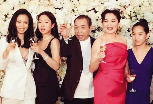 Vợ chồng Lâm Thanh Hà và ba con gái.