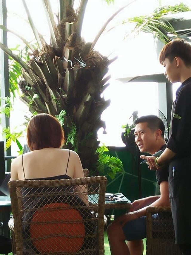 Tóc Tiên cùng bạn trai Hoàng Touliver và nhạc sĩ Hồ Hoài Anh gặp mặt nhau tại một quán cà phê tại quận 2.