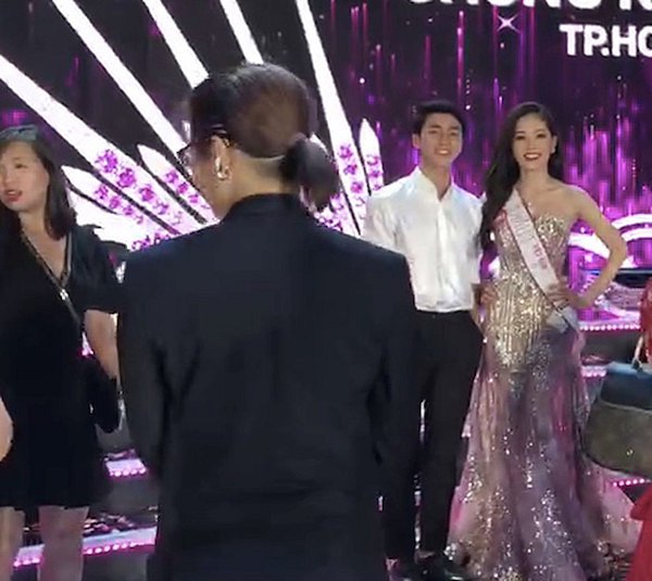 Hình ảnh nam diễm viên đến cổ vũ Phương Nga trong đêm chung kết Hoa hậu Việt Nam 2018.