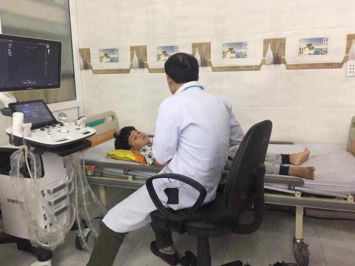 Hữu Khang được các bác sĩ chăm sóc tại bệnh viên.