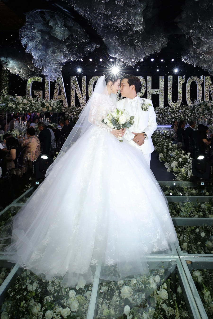 Hình ảnh đáng nhớ trong đám cưới được mong đợi nhất showbiz của Trường Giang - Nhã Phương hôm 25/9 vừa qua.