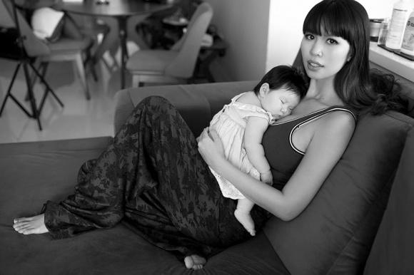 Nữ người mẫu Hà Anh đã sinh con gái đầu lòng Myla Vu-Dowden được 3 tháng. Kể từ khi ra đời, cô nhóc lai Tây nhà Hà Anh nhiều lần khiến người hâm mộ cực kỳ thích thú vì những hình ảnh bụ bẫm, đáng yêu. Tuy nhiên bên cạnh những lời khen ngợi dành cho bé Myla và 
