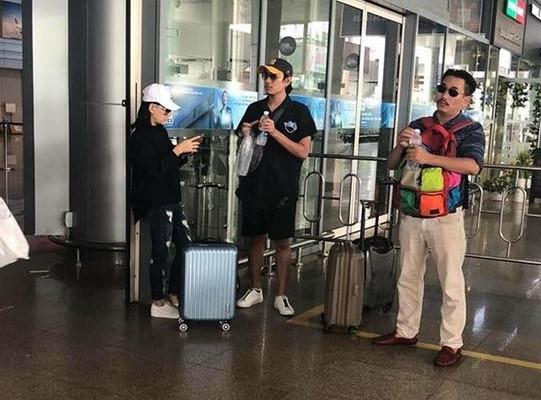 Cát Phượng - Kiều Minh Tuấn được bắt gặp ở sân bay trong chuyến du lịch Đà Nẵng.